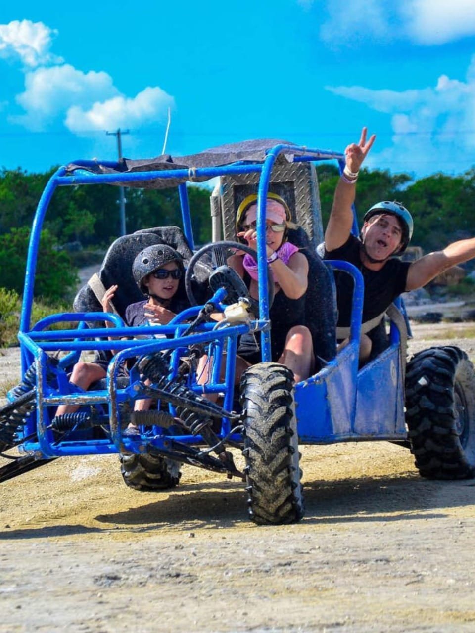 Turistas conduciendo buggies en Playa Macao, aventura todo terreno en República Dominicana