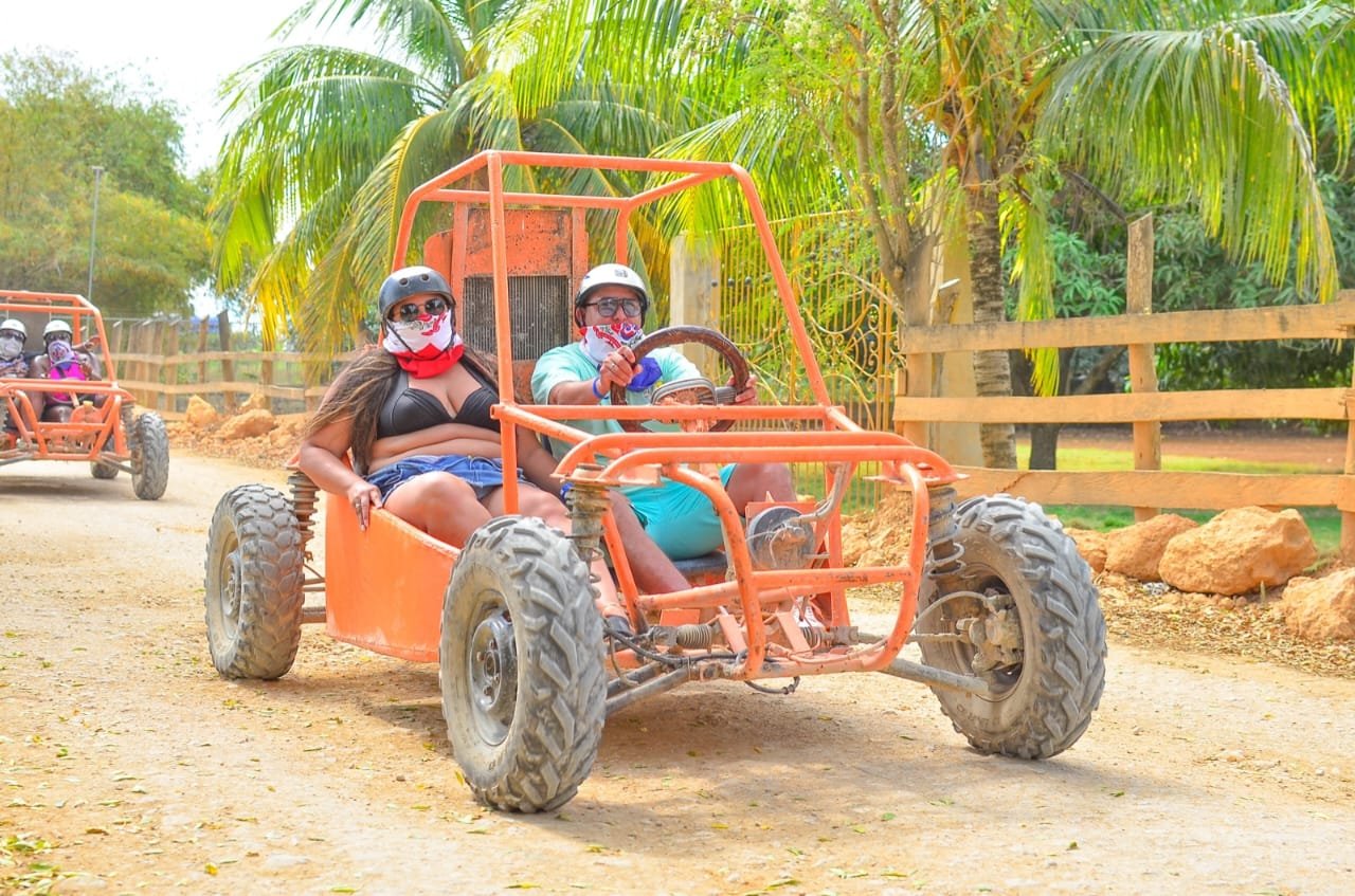 Turistas conduciendo buggies en Playa Macao, República Dominicana